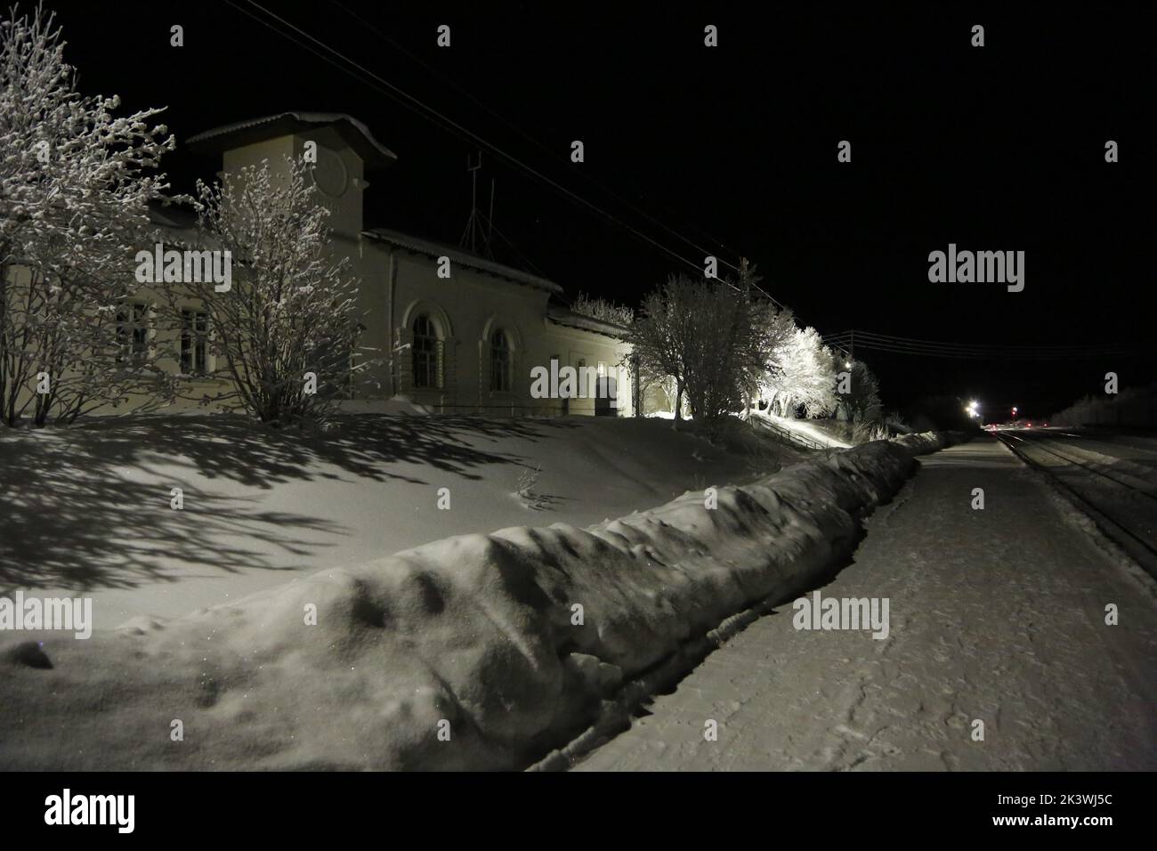Gare de Pyayve Пяйве sur le service de train de passagers le plus au nord du monde entre Mourmansk et Nikel dans la nuit polaire avec des arbres couverts de glace Banque D'Images