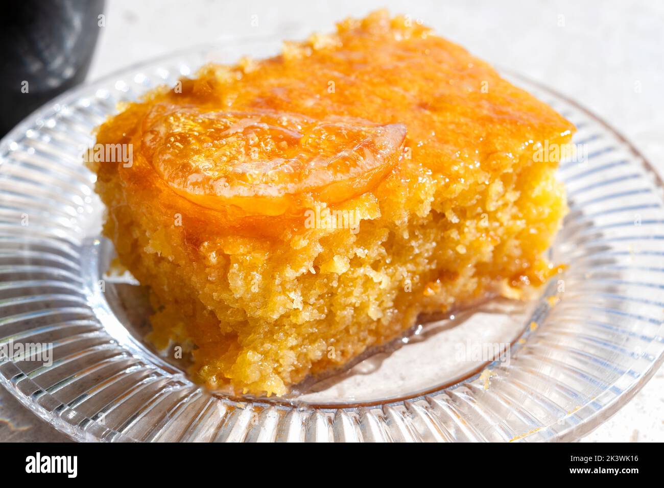 Une portion ou une tranche de tarte orange. Il s'agit d'une spécialité grecque connue sous le nom de Portokalopita. Il est fait avec de la pâte phyllo et trempé dans un sirop d'orange Banque D'Images