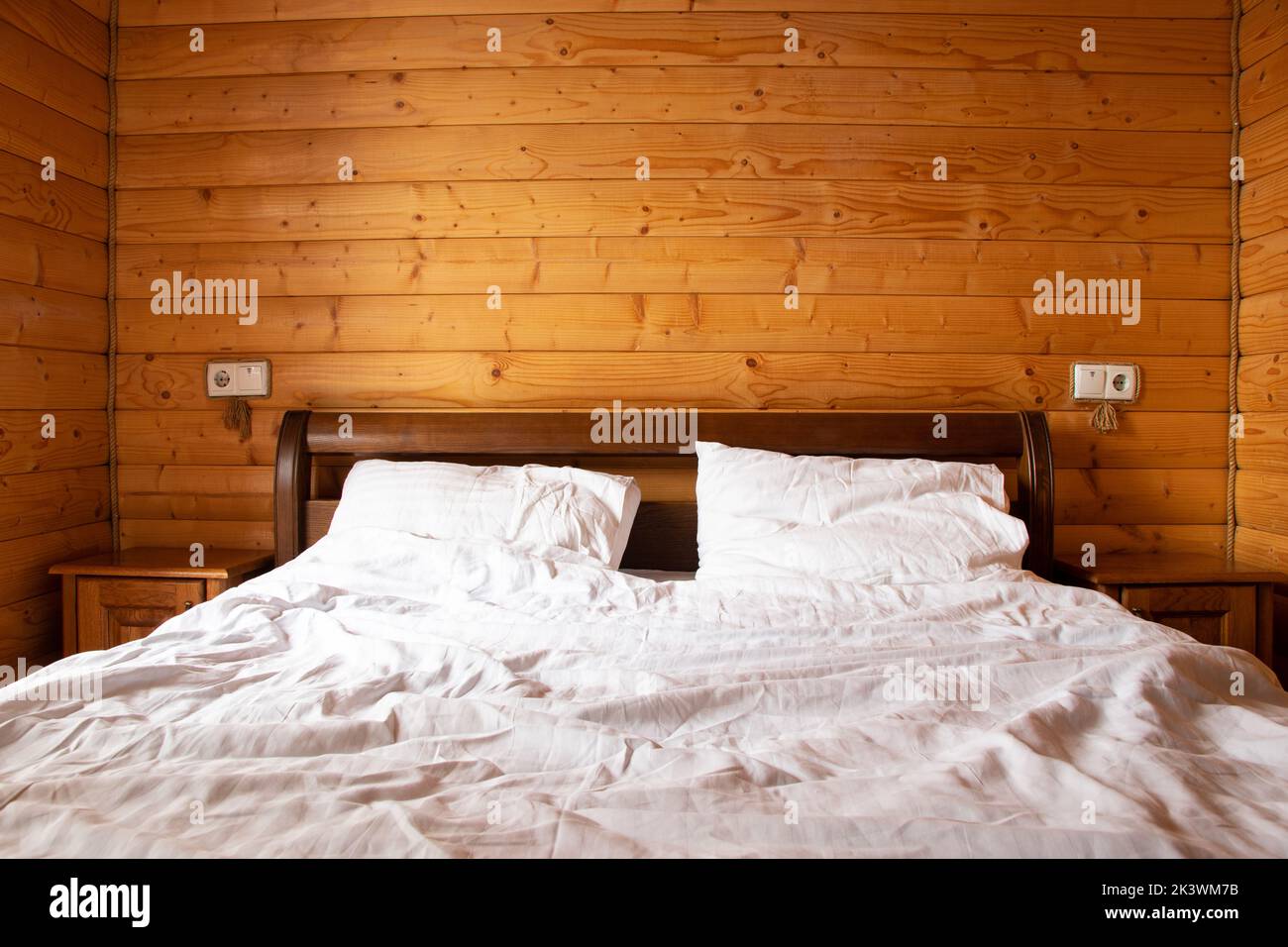 Lit double dans une chambre dans une maison en bois, appartement et intérieur, lit et chambre Banque D'Images