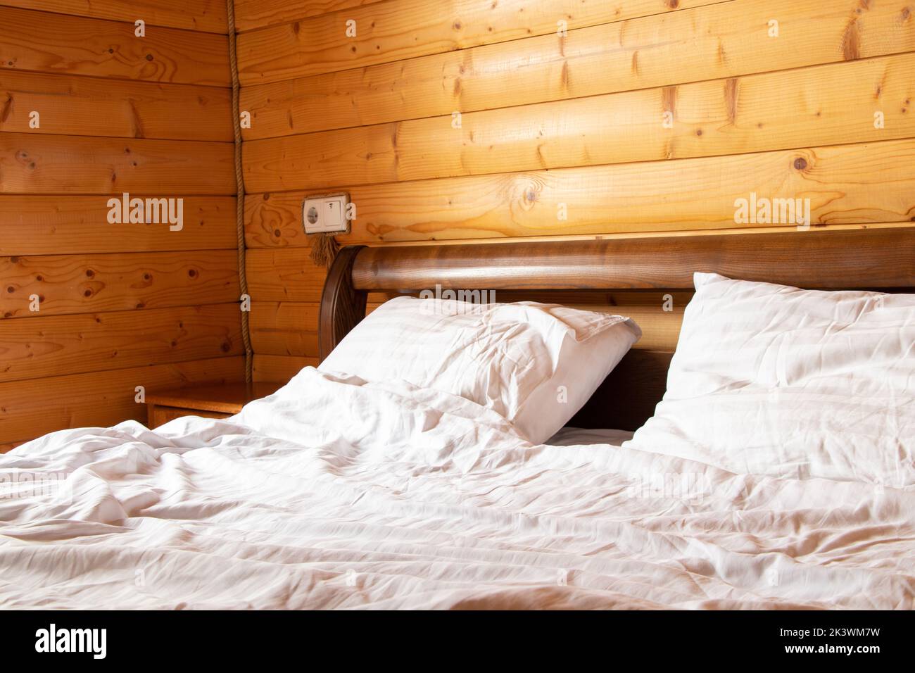 Lit double dans une chambre dans une maison en bois, appartement et intérieur, lit et chambre Banque D'Images