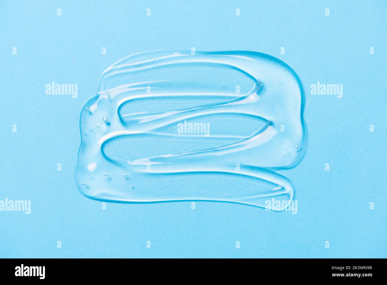 Gel liquide à taches cosmétiques bleu. Produit de beauté cosmétique hydratant pour les soins de la peau. Lotion ou sérum pour les soins secs de la peau Banque D'Images