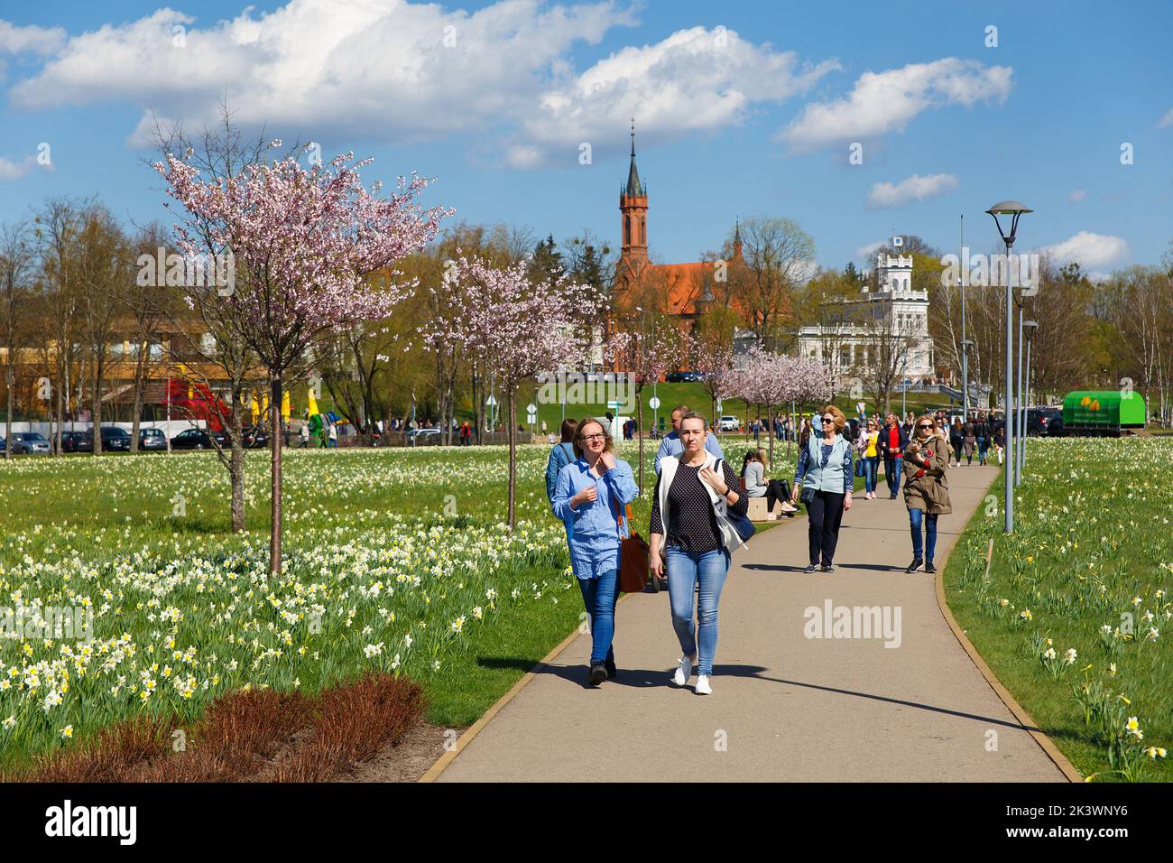Druskininkai, Lituanie - 21 avril 2018: Les touristes et les résidents de la ville se promènent dans le parc, qui traditionnellement chaque printemps fleurissent des milliers de d. Banque D'Images