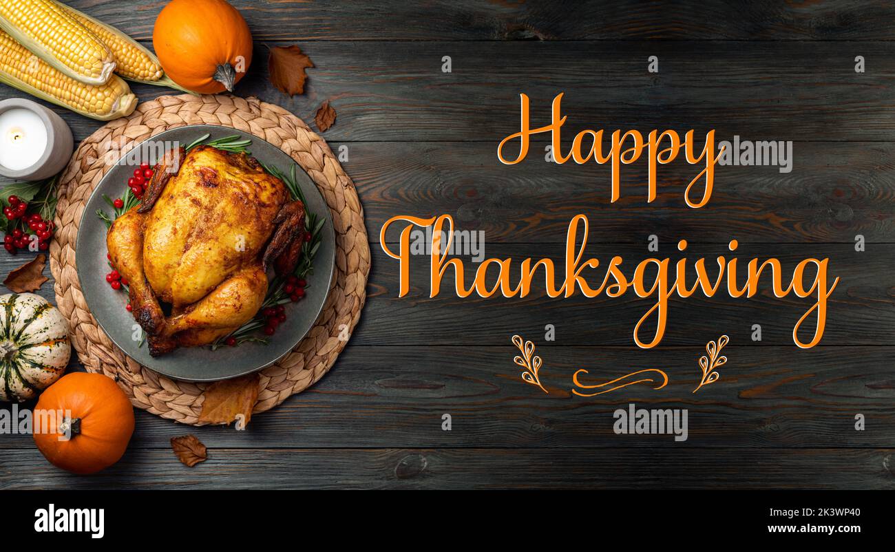 Thanksgiving. Poulet rôti ou dinde pour un dîner festif sur une table en bois. Concept de Thanksgiving Banque D'Images