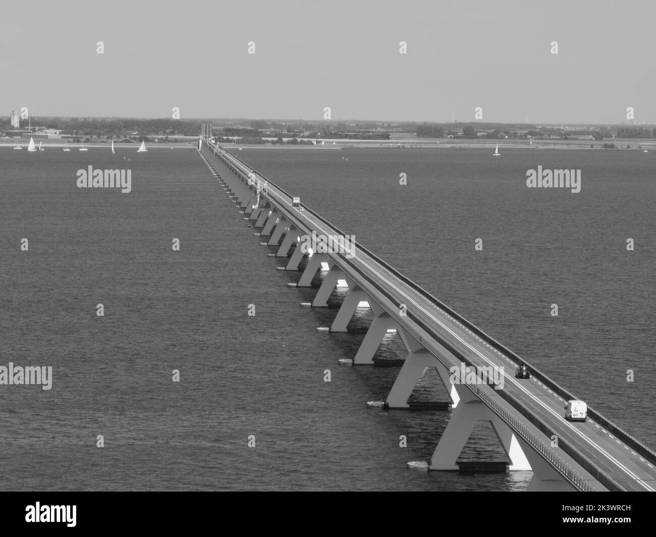 Pont de Zeelandbridge à l'infini dans la vue aérienne de drone de distance. Partie de Delta fonctionne. Infrastructure néerlandaise holland Zeeland. Livraison du transport Banque D'Images