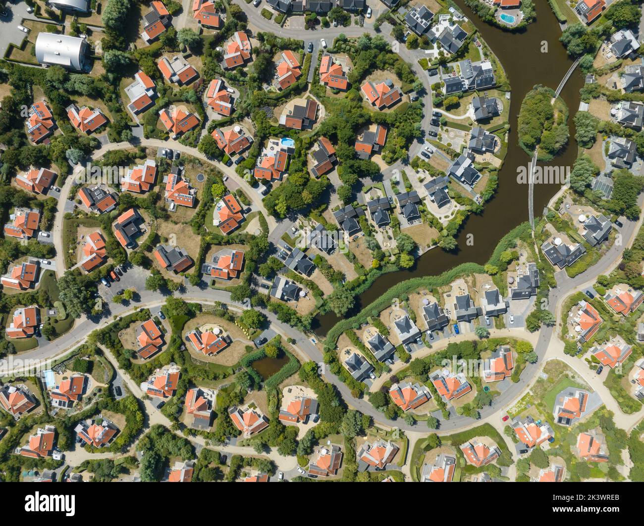 Bungalow de vacances parc d'hébergement station de loisirs à Zeeland, pays-Bas. Village de cabine d'été sur le côté de la mer. Chalet d'été au-dessus de drone Banque D'Images