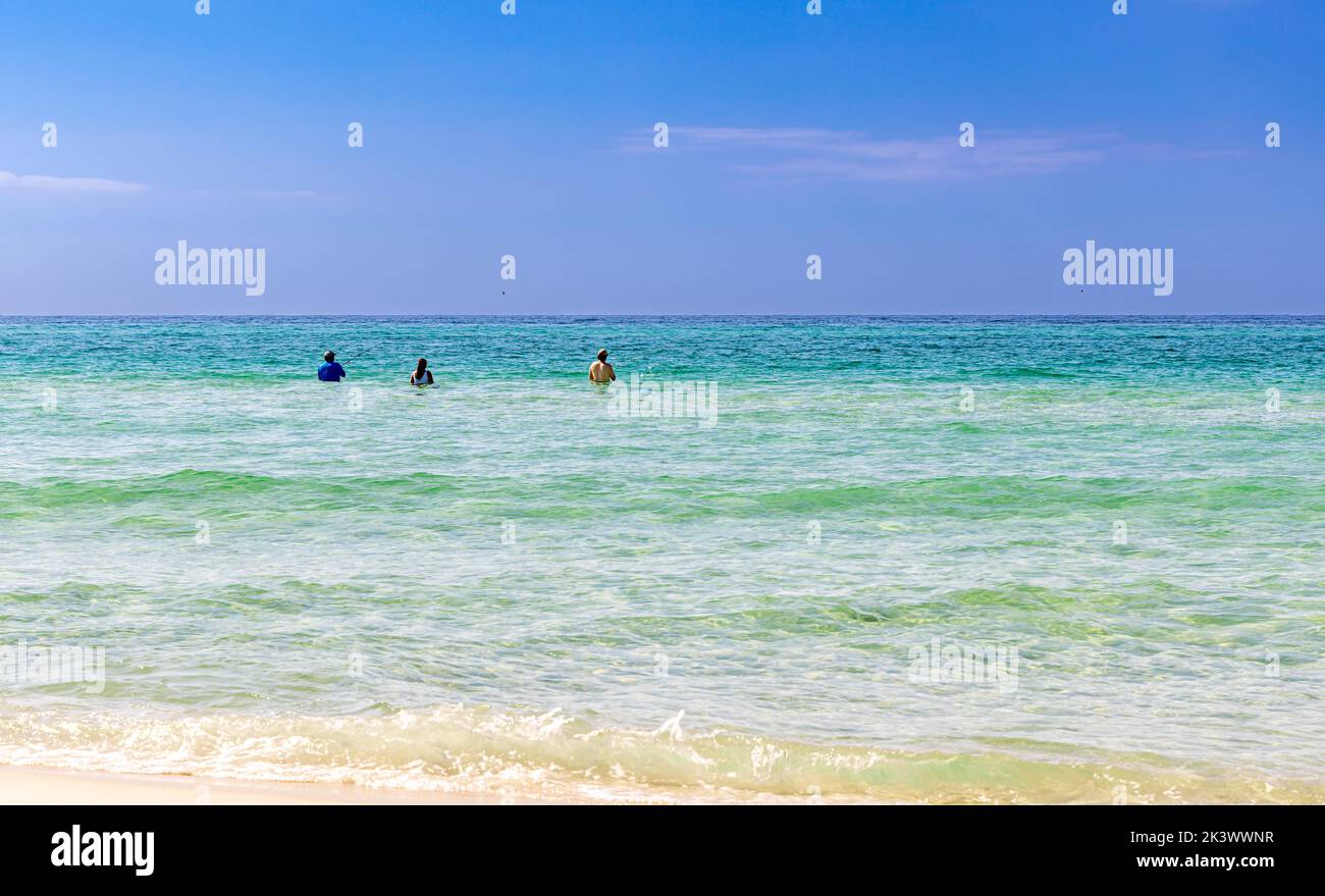 Trois personnes pêchant dans l'eau à Santa Rosa Beach, Floride Banque D'Images