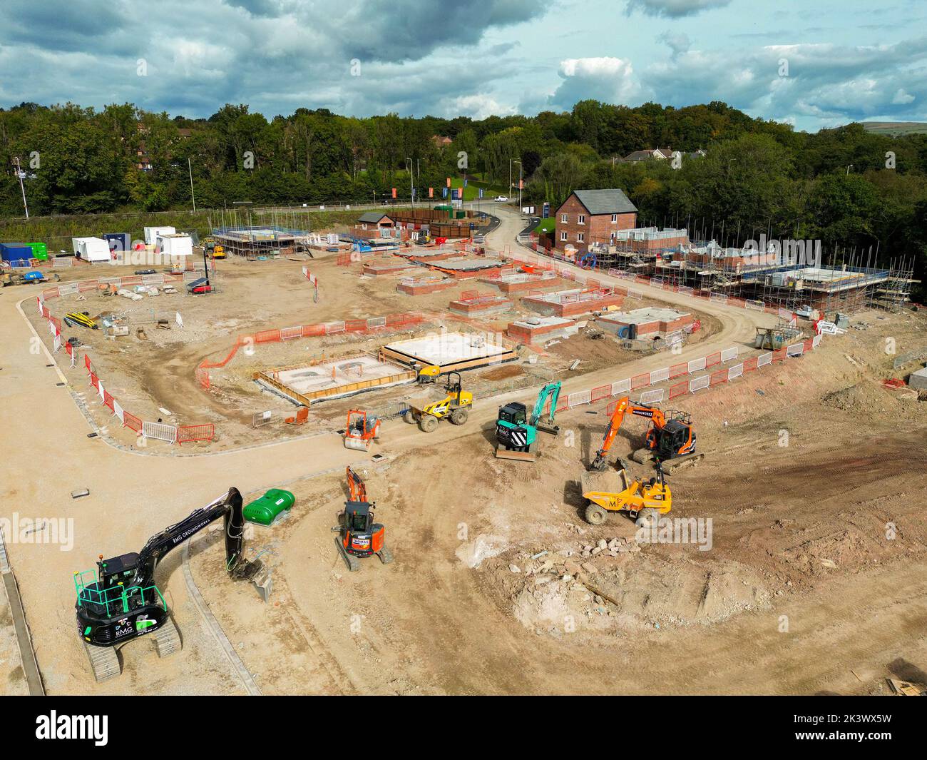 Pontypridd, pays de Galles - août 2022 : vue aérienne des premières étapes d'un nouveau développement de logements par le promoteur Bellway Homes, dans le sud du pays de Galles Banque D'Images Pontypridd, pays de Galles - août 2022 : vue aérienne des premières étapes d'un nouveau développement de logements par le promoteur Bellway Homes, dans le sud du pays de Galles Banque D'Images
