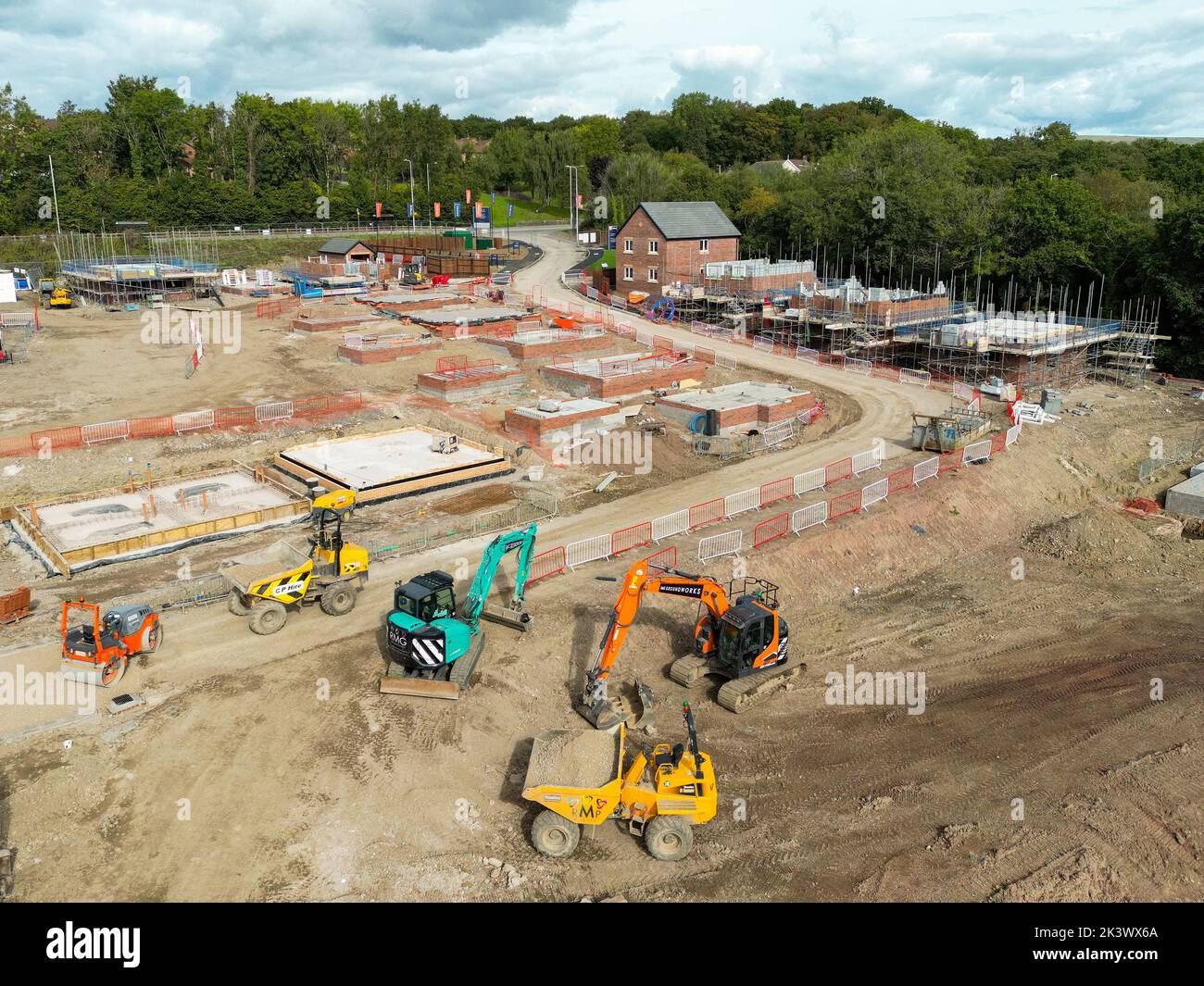 Pontypridd, pays de Galles - août 2022 : vue aérienne des premières étapes d'un nouveau développement de logements par le promoteur Bellway Homes, dans le sud du pays de Galles Banque D'Images Pontypridd, pays de Galles - août 2022 : vue aérienne des premières étapes d'un nouveau développement de logements par le promoteur Bellway Homes, dans le sud du pays de Galles Banque D'Images