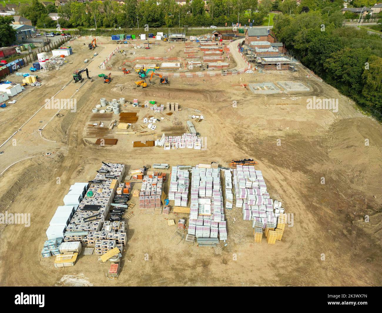 Pontypridd, pays de Galles - août 2022 : vue aérienne des premières étapes d'un nouveau développement de logements par le promoteur Bellway Homes, dans le sud du pays de Galles Banque D'Images Pontypridd, pays de Galles - août 2022 : vue aérienne des premières étapes d'un nouveau développement de logements par le promoteur Bellway Homes, dans le sud du pays de Galles Banque D'Images