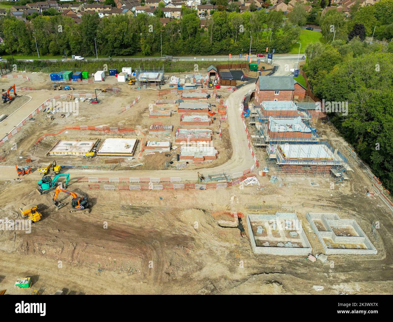 Pontypridd, pays de Galles - août 2022 : vue aérienne des premières étapes d'un nouveau développement de logements par le promoteur Bellway Homes, dans le sud du pays de Galles Banque D'Images Pontypridd, pays de Galles - août 2022 : vue aérienne des premières étapes d'un nouveau développement de logements par le promoteur Bellway Homes, dans le sud du pays de Galles Banque D'Images