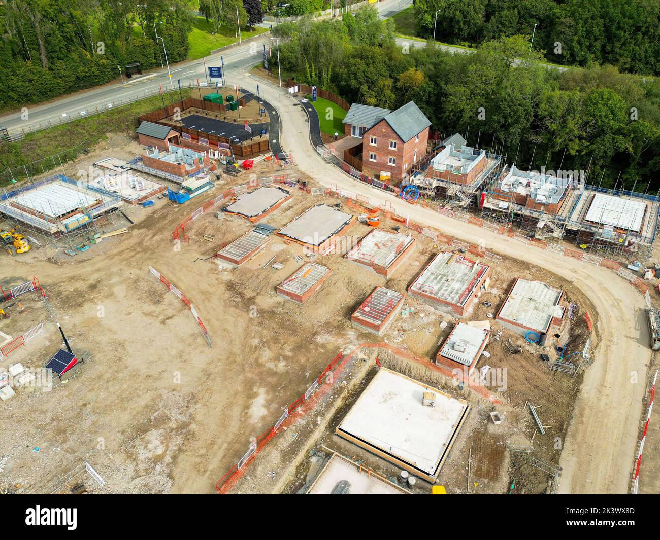 Pontypridd, pays de Galles - août 2022 : vue aérienne des premières étapes d'un nouveau développement de logements par le promoteur Bellway Homes, dans le sud du pays de Galles Banque D'Images