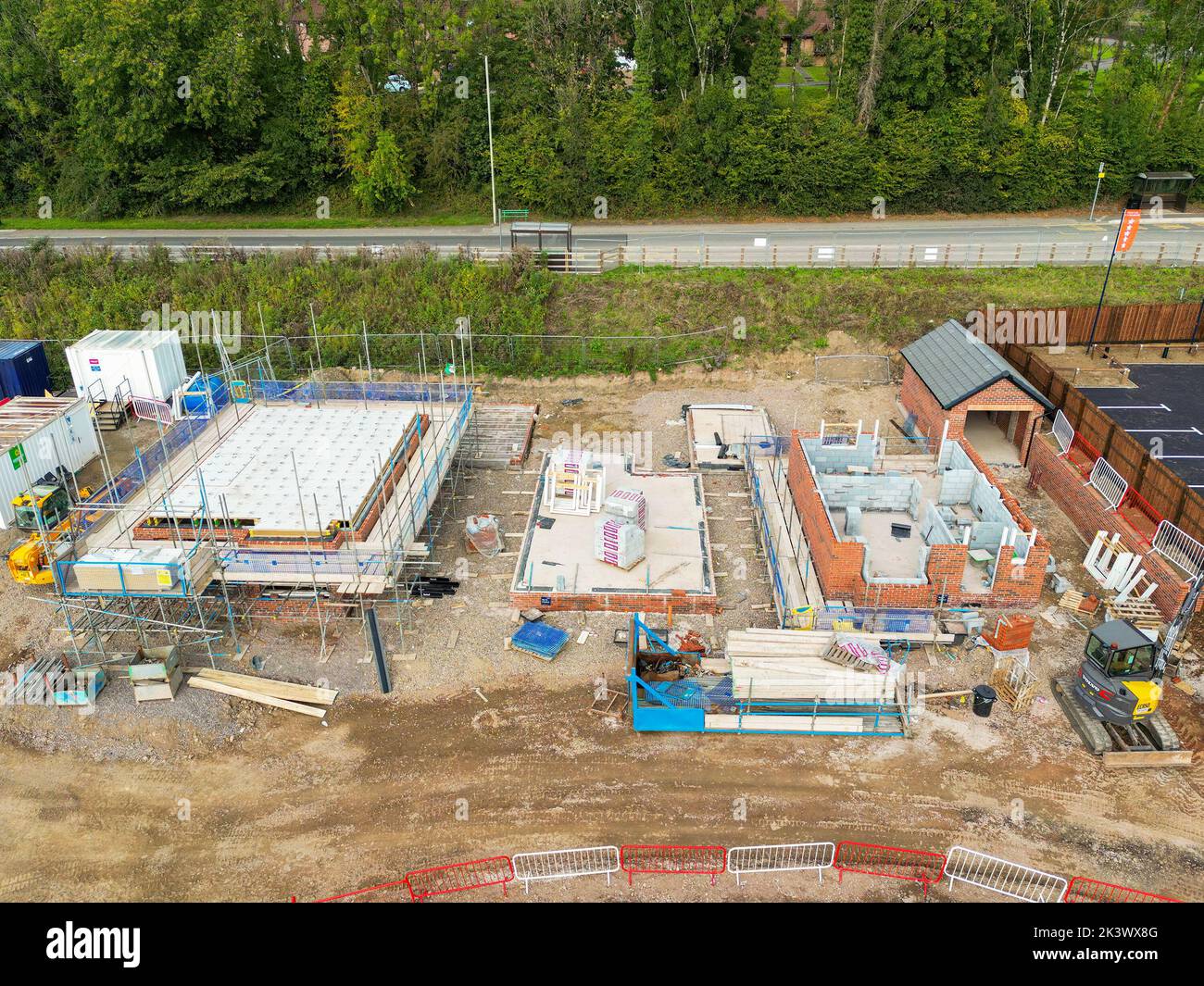 Pontypridd, pays de Galles - août 2022 : vue aérienne des nouvelles maisons construites sur un site par le promoteur Bellway Homes, dans le sud du pays de Galles Banque D'Images Pontypridd, pays de Galles - août 2022 : vue aérienne des nouvelles maisons construites sur un site par le promoteur Bellway Homes, dans le sud du pays de Galles Banque D'Images
