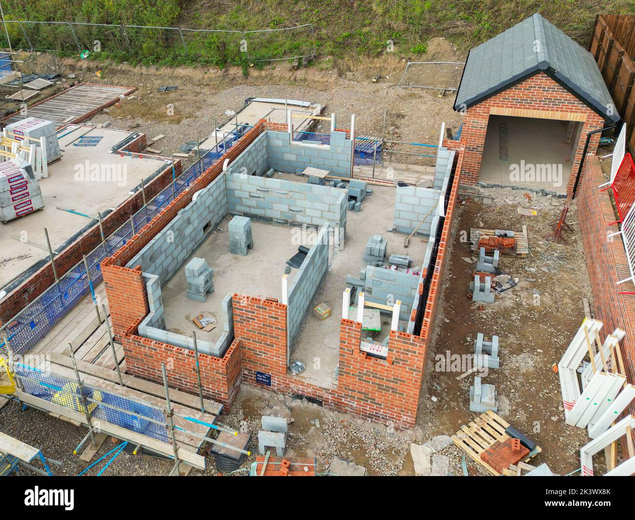 Pontypridd, pays de Galles - août 2022 : vue aérienne d'une nouvelle maison construite sur un nouveau site par le promoteur Bellway Homes, dans le sud du pays de Galles Banque D'Images Pontypridd, pays de Galles - août 2022 : vue aérienne d'une nouvelle maison construite sur un nouveau site par le promoteur Bellway Homes, dans le sud du pays de Galles Banque D'Images