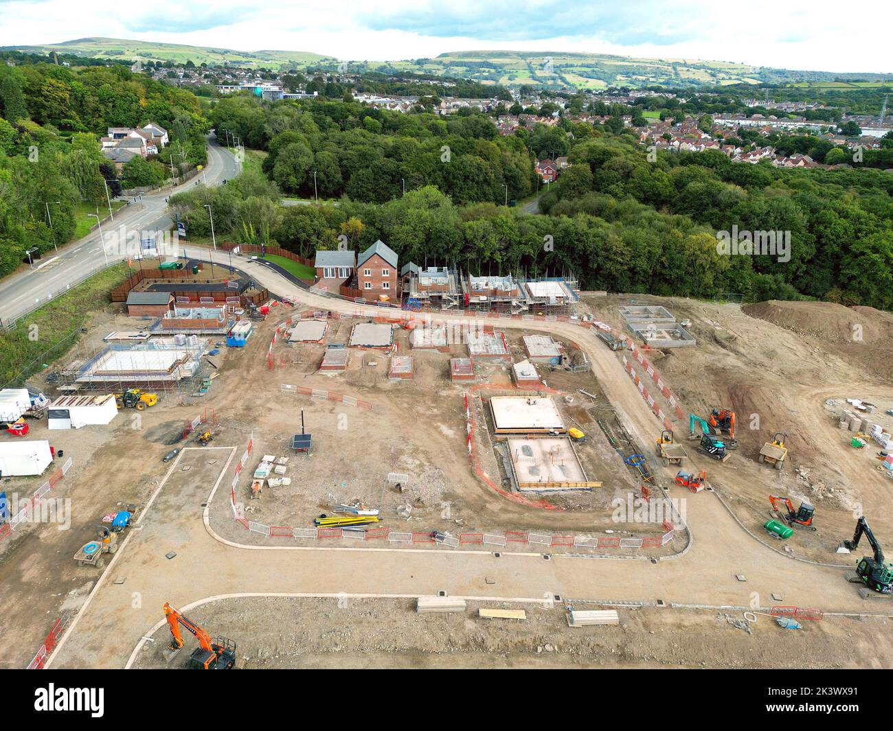 Pontypridd, pays de Galles - août 2022 : vue aérienne des premières étapes d'un nouveau développement de logements par le promoteur Bellway Homes, dans le sud du pays de Galles Banque D'Images