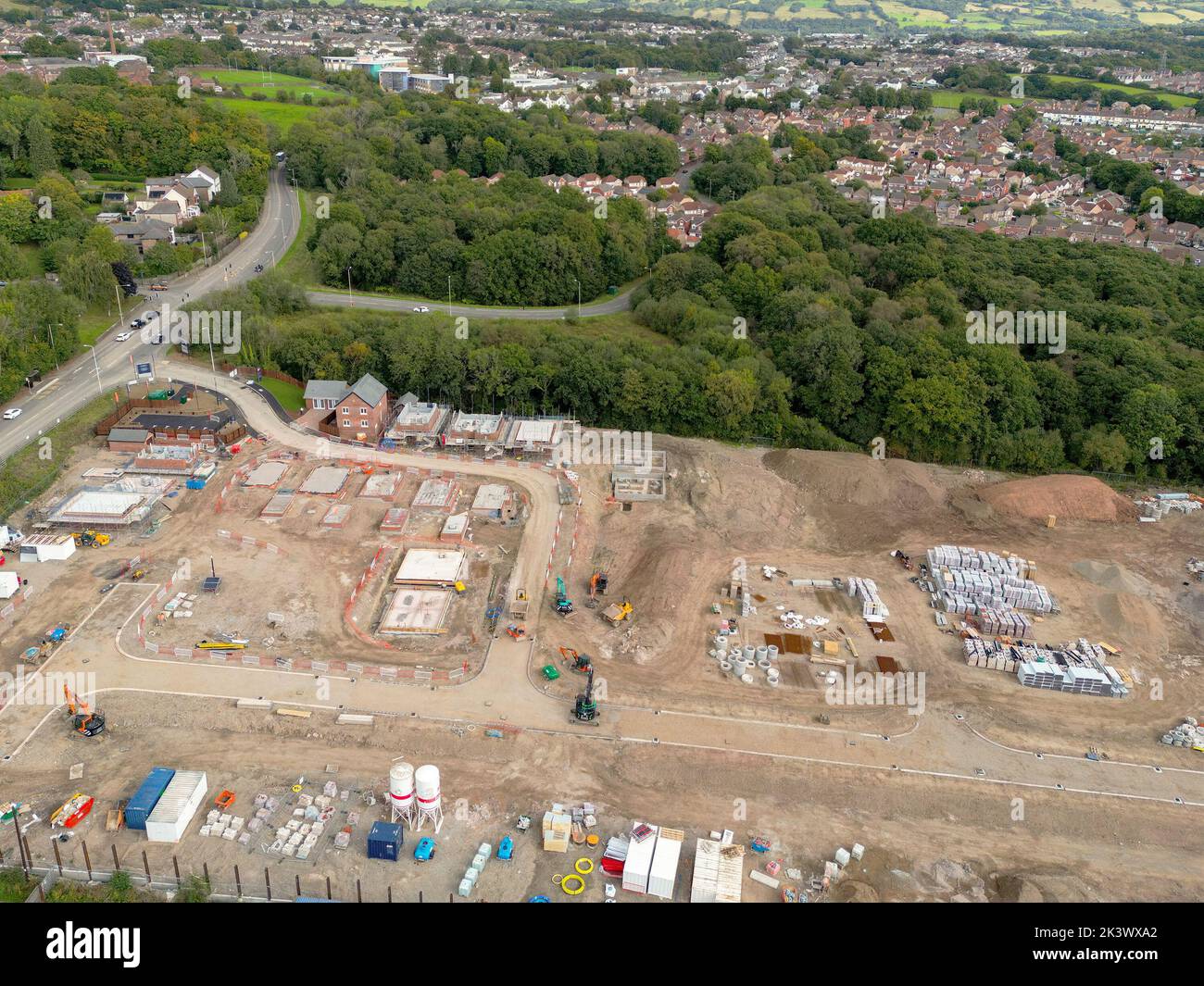 Pontypridd, pays de Galles - août 2022 : vue aérienne des premières étapes d'un nouveau développement de logements par le promoteur Bellway Homes, dans le sud du pays de Galles Banque D'Images Pontypridd, pays de Galles - août 2022 : vue aérienne des premières étapes d'un nouveau développement de logements par le promoteur Bellway Homes, dans le sud du pays de Galles Banque D'Images