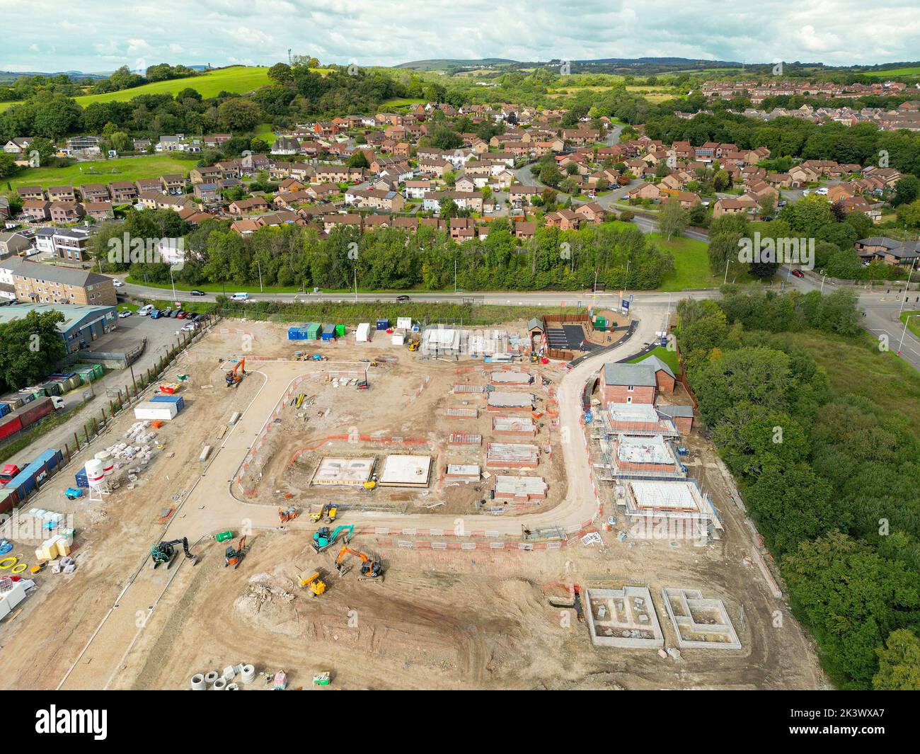Pontypridd, pays de Galles - août 2022 : vue aérienne des premières étapes d'un nouveau développement de logements par le promoteur Bellway Homes, dans le sud du pays de Galles Banque D'Images Pontypridd, pays de Galles - août 2022 : vue aérienne des premières étapes d'un nouveau développement de logements par le promoteur Bellway Homes, dans le sud du pays de Galles Banque D'Images