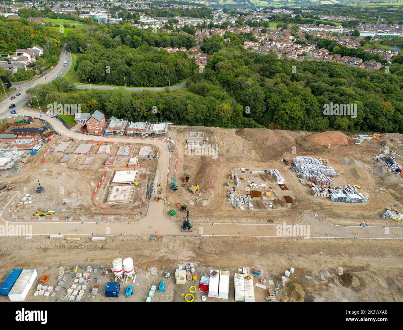 Pontypridd, pays de Galles - août 2022 : vue aérienne des premières étapes d'un nouveau développement de logements par le promoteur Bellway Homes, dans le sud du pays de Galles Banque D'Images Pontypridd, pays de Galles - août 2022 : vue aérienne des premières étapes d'un nouveau développement de logements par le promoteur Bellway Homes, dans le sud du pays de Galles Banque D'Images