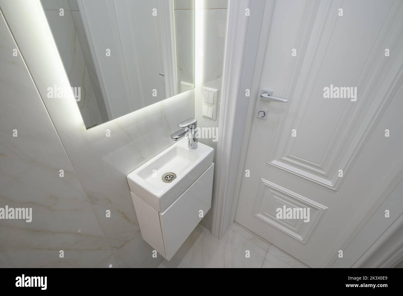 Petit lavabo blanc et miroir de coiffeuse Banque D'Images