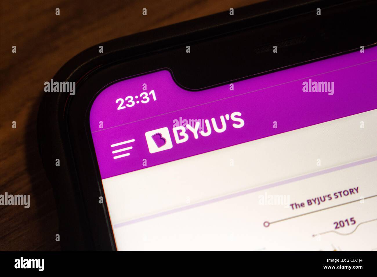 Logo de l'application d'apprentissage de BYJU sur son site Web sur un iPhone. BYJU’s est une entreprise indienne multinationale de technologie éducative dont le siège se trouve à Bangalore Banque D'Images
