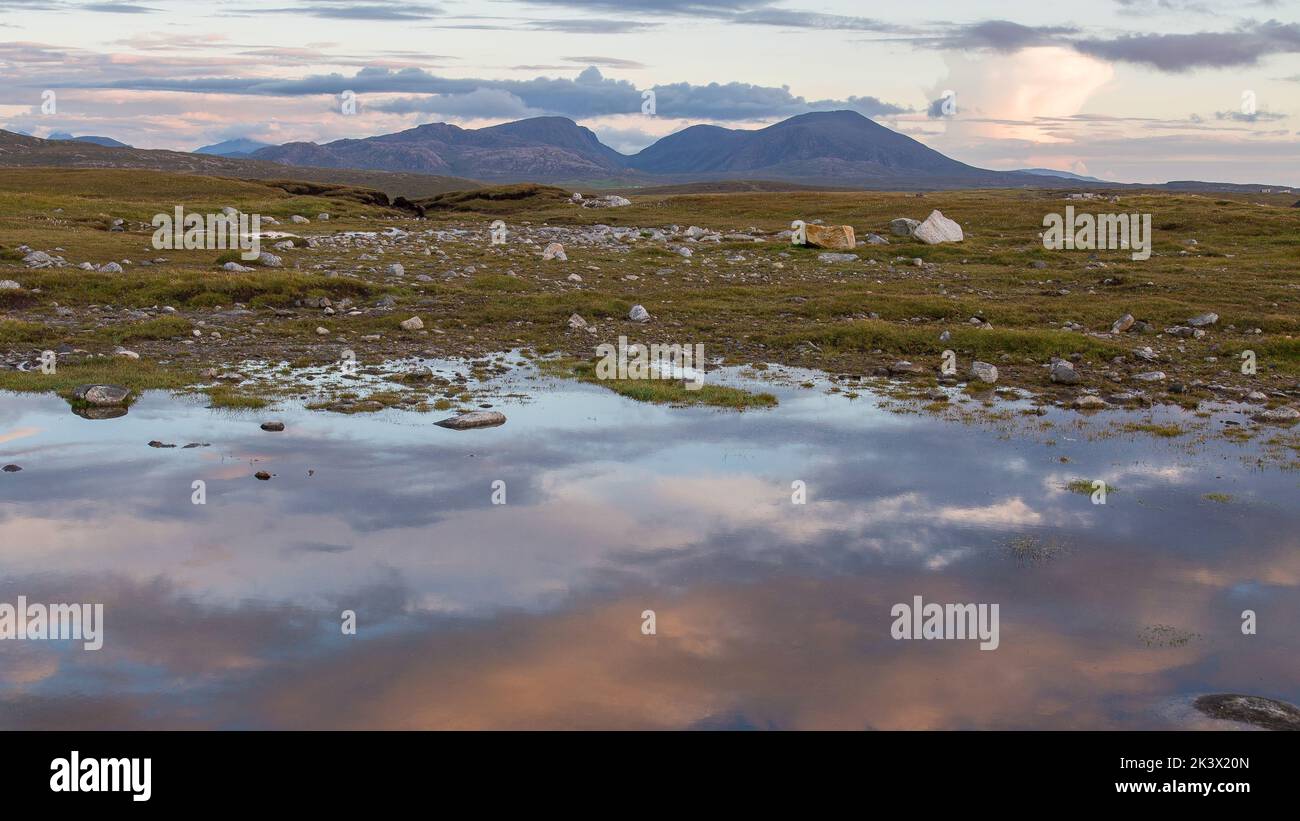 Réflexions du ciel sur le Loch a' Rubha Chhuile, Uig, Lewis, Isle of Lewis, Hebrides, Outer Hebrides, Îles de l'Ouest, Écosse, Royaume-Uni, Grande-Bretagne Banque D'Images