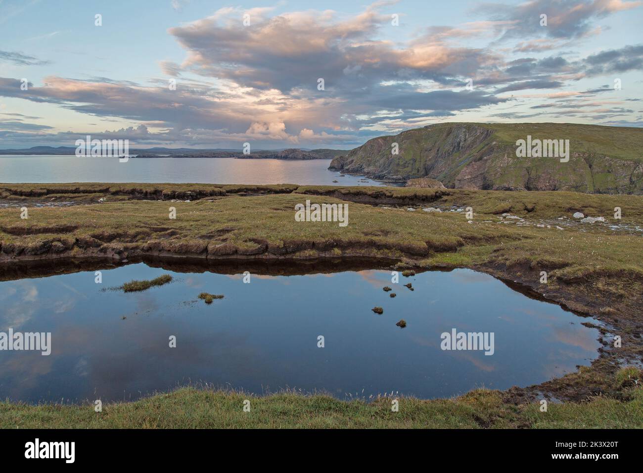 Lac Reflection sur Gallan Head, Uig, Lewis, île de Lewis, Hebrides, Outer Hebrides, Îles de l'Ouest, Écosse, Royaume-Uni, Grande-Bretagne Banque D'Images