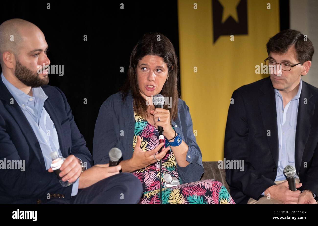 Austin Texas Etats-Unis, 24 septembre 2022: Correspondant politique national principal pour le Washington Post ASHLEY PARKER parle lors d'une séance d'interview au Festival annuel de Tribune du Texas dans le centre-ville d'Austin. À gauche se trouve L'écrivain Gabriel DEBENEDETTI du New York Magazine, à droite le correspondant Peter Baker du New York Times à la Maison Blanche. ©Bob Daemmrich Banque D'Images