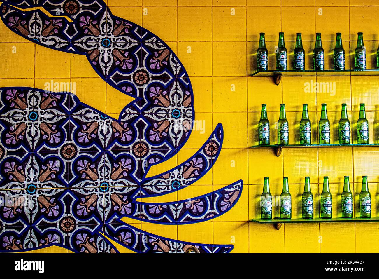 2017 06 10 Progreso Yucatan Mexico - Design intéressant de tuiles de Tavera sur le mur du restaurant mexicain près de la plage avec des bouteilles de bière Heineken sur Glas Banque D'Images