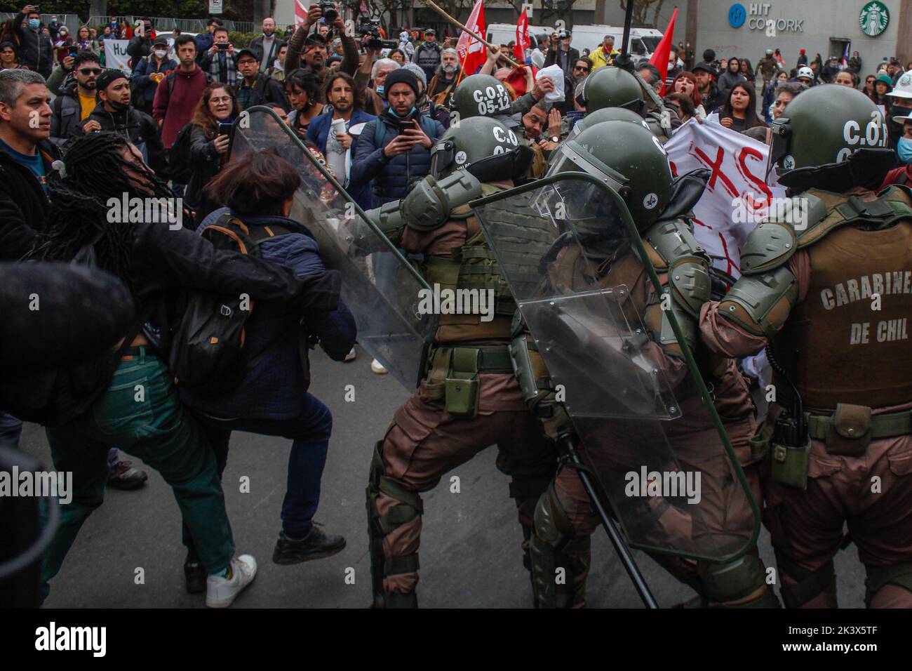 Valparaiso, Chili. 28th septembre 2022. Les policiers sont confrontés à des manifestants qui rejettent le PTP-11 en dehors du congrès national. NON à la manifestation du TPP-11 (Traité global et progressif de Partenariat transpacifique) a eu lieu en dehors du Congrès national de Valparaiso, au Chili. Crédit : SOPA Images Limited/Alamy Live News Banque D'Images