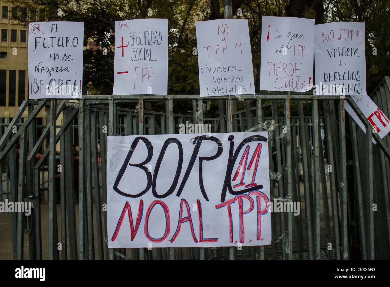 Valparaiso, Chili. 28th septembre 2022. Des affiches contre le PPT-11 sont suspendues à l'extérieur du congrès national pendant la démonstration. NON à la manifestation du TPP-11 (Traité global et progressif de Partenariat transpacifique) a eu lieu en dehors du Congrès national de Valparaiso, au Chili. (Photo par Cristobal Basaure Araya/SOPA Images/Sipa USA) crédit: SIPA USA/Alay Live News Banque D'Images