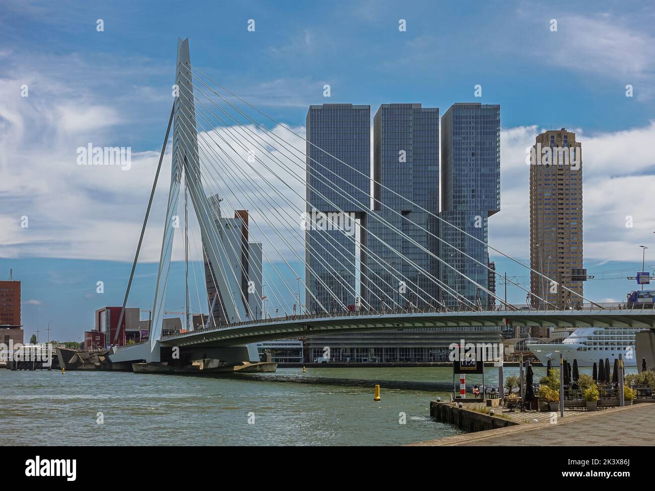 Rotterdam, pays-Bas - 11 juillet 2022: Erarmusbrug, pont, vu de Boompjeskade sur la rive nord avec des gratte-ciels de Rotterdam et de la Nouvelle-Orléans en ba Banque D'Images