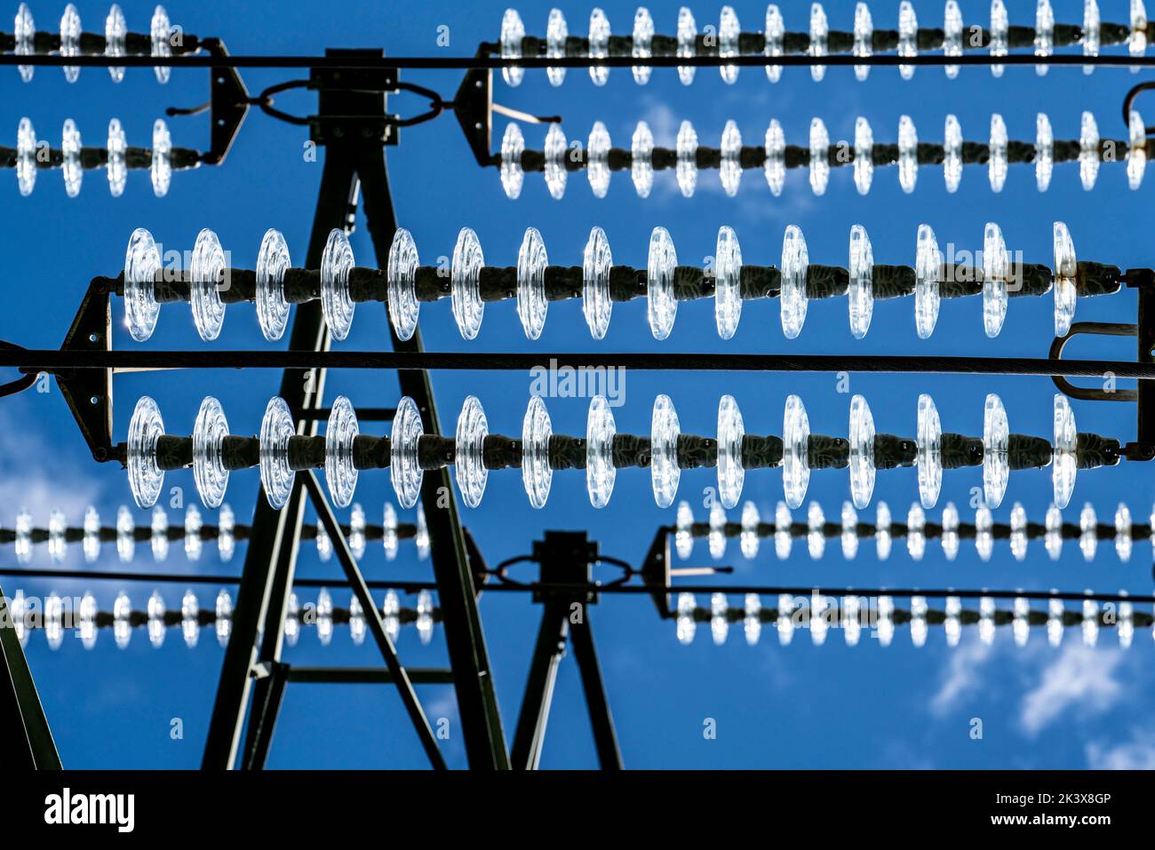 Isolants en verre sur une ligne haute tension, sur les pôles ils pendent comme dispositif de suspension entre le pôle et le câble sous tension non isolé, ext Banque D'Images