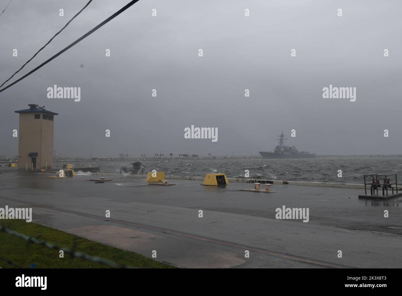 MAYPORT, Floride (sept 28, 2022) - l'USS Jason Dunham (DDG 109) demeure en service par temps violent avant l'approche de l'ouragan Ian à la base navale de Mayport, en Floride, le 28 septembre 2022. Jason Dunham est l'un des six navires qui sont amarrés par temps lourd en raison des disponibilités d'entretien programmé. (É.-U. Navy photo par MC1 Steven Khor) Banque D'Images