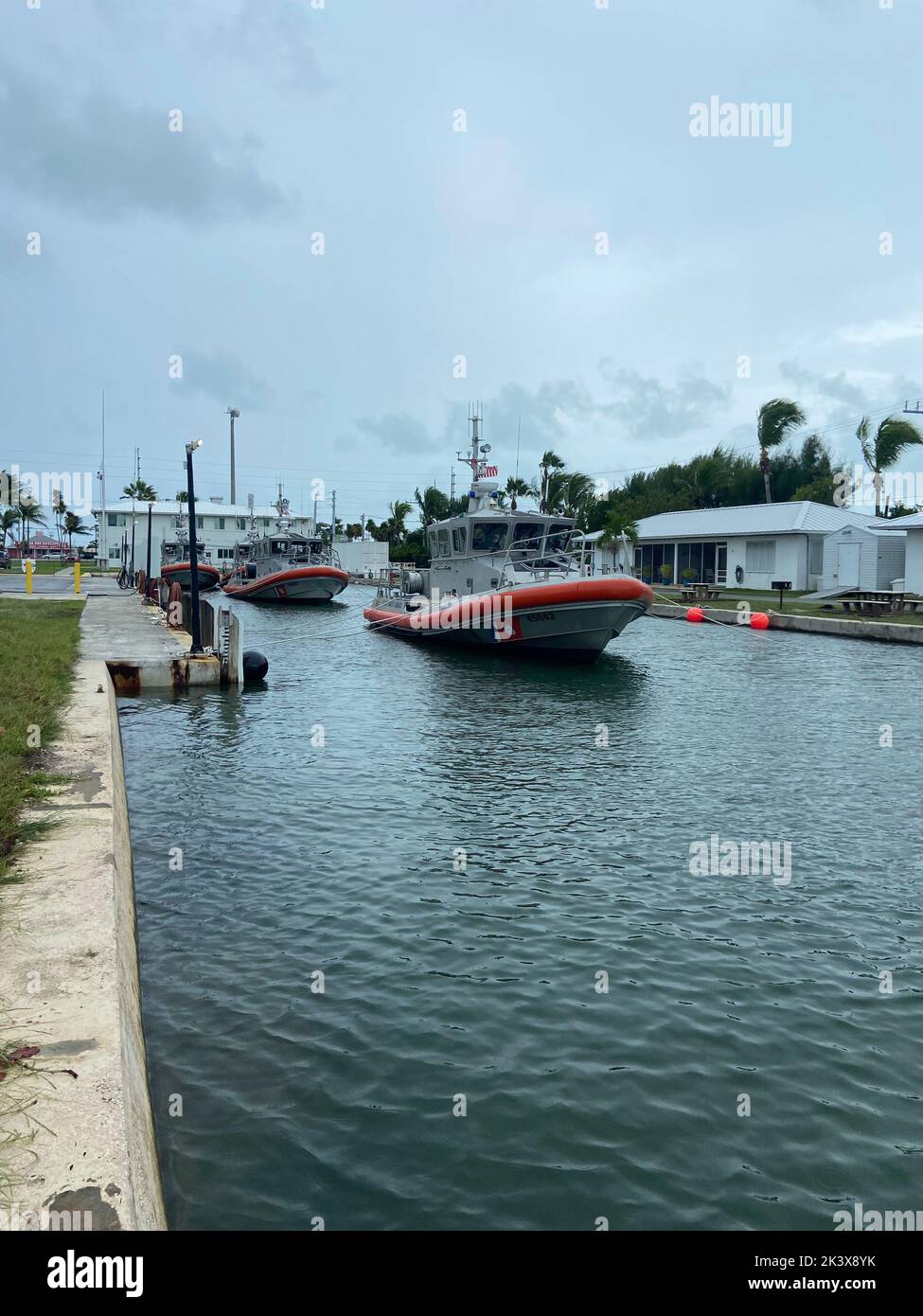 Les équipages de la Garde côtière des États-Unis des stations Marathon et Key West, sécurisent leurs médiums de bateau d'intervention de 45 pieds jusqu'à la jetée de Station Marathon, en Floride, en vue de l'ouragan Ian, le 27 septembre 2022. Les gardes-côtes de la Caroline du Sud aux Florida Keys et des Caraïbes exhortent les marins à sécuriser leurs navires et leurs pédalos, à rester informés et à suivre les ordres d'évacuation locaux, et à utiliser VHF CH. 16 ou 911 pour l'aide d'urgence. (É.-U. Vidéo de la Garde côtière par Petty Officer 3rd Class Mikaela McGee) Banque D'Images