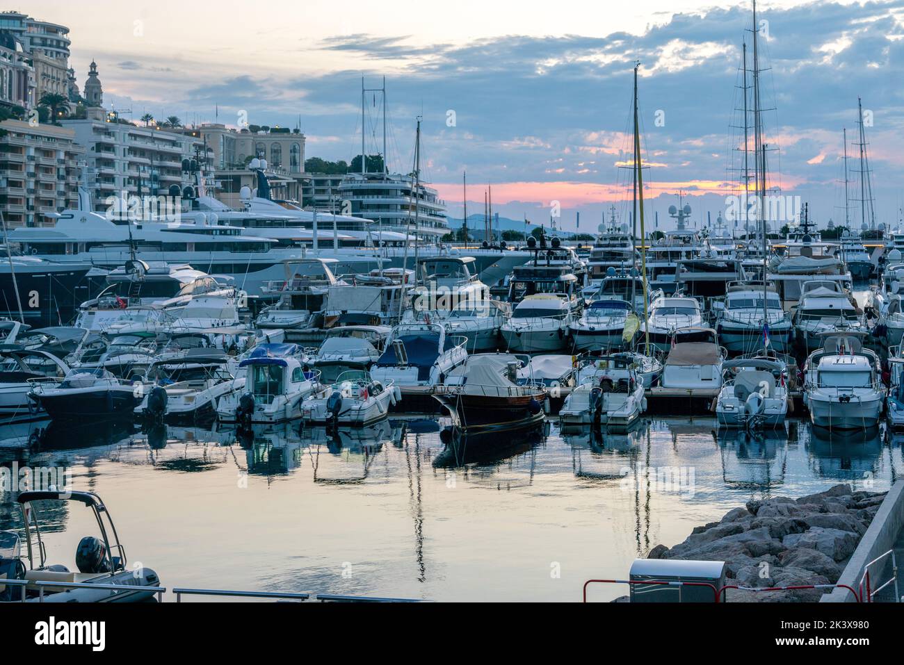 Hors-bord et yachts dans le port de Monaco en début de matinée. Bâtiments dans le coin gauche - peut-être casino! Banque D'Images