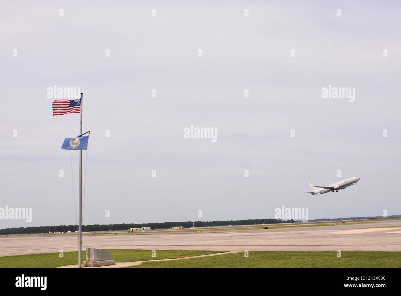 BASE AÉRIENNE NAVALE DE JACKSONVILLE, FLORIDE) Un P-8A Poseidon part de la base aérienne navale de Jacksonville, le 27 septembre 2022, devant l'ouragan Ian. Par mesure de sécurité, l'avion sera temporairement transféré vers d'autres aérodromes aux États-Unis jusqu'à ce que les conditions lui permettent de retourner dans leurs aérodromes d'origine respectifs. (É.-U. Photo de la marine par Julie M. Lucas) Banque D'Images