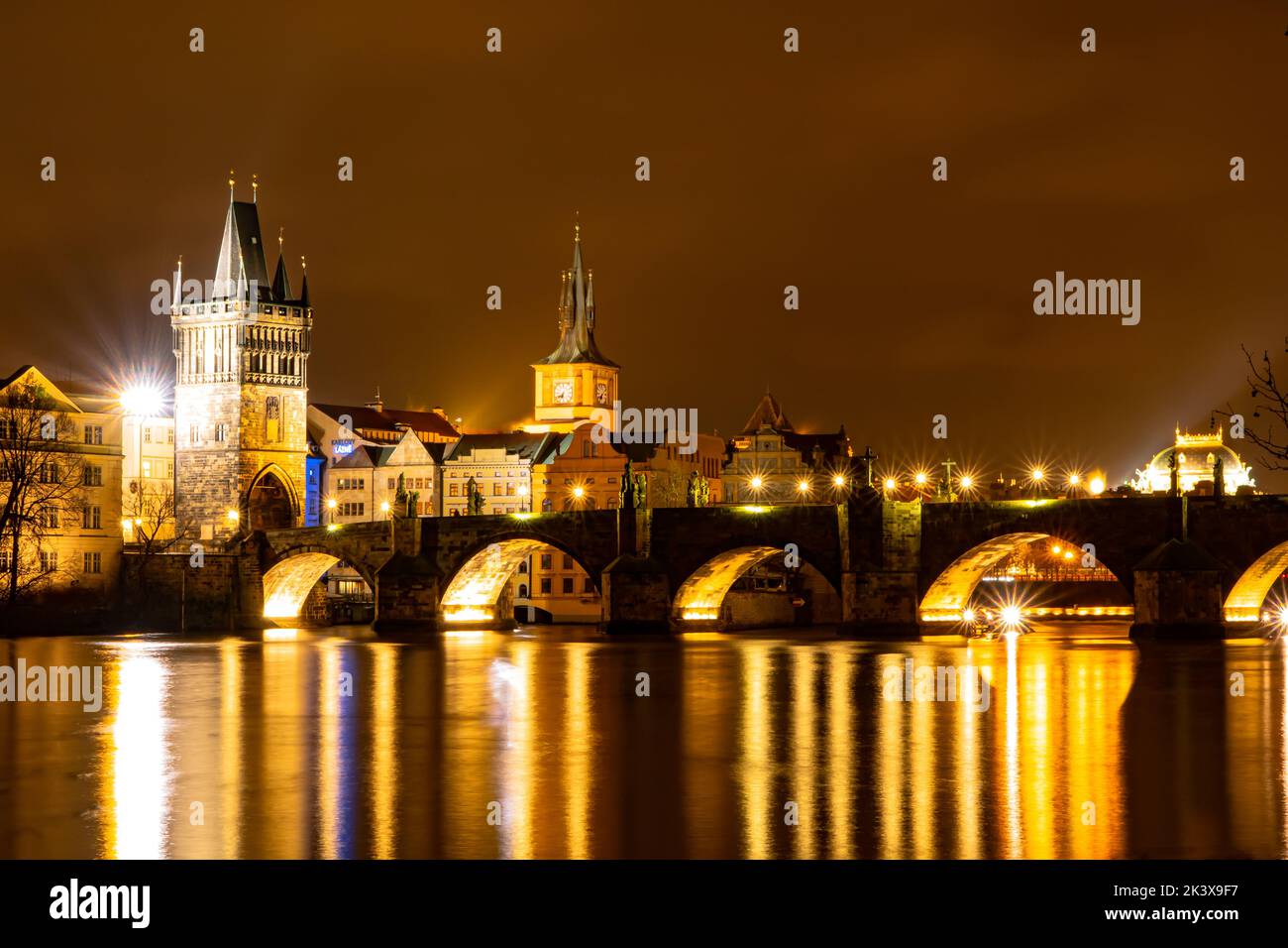 Pont Charles dans la vieille ville, Prague, République Tchèque la nuit. Feux. Banque D'Images