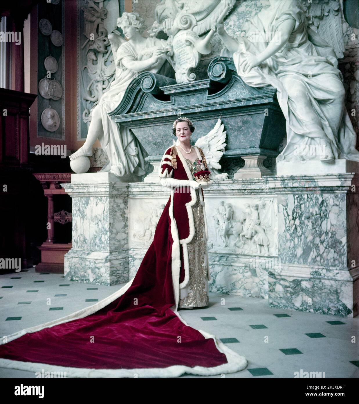 Alexandra Mary Hilda Cadogan, 10th duchesse de Marlborough, épouse de John Spencer-Churchill, 10th duc de Marlborough, portrait intégral dans la robe de Coronation et Tiara, Elizabeth II Coronation, Toni Frissell Collection, 1953 Banque D'Images