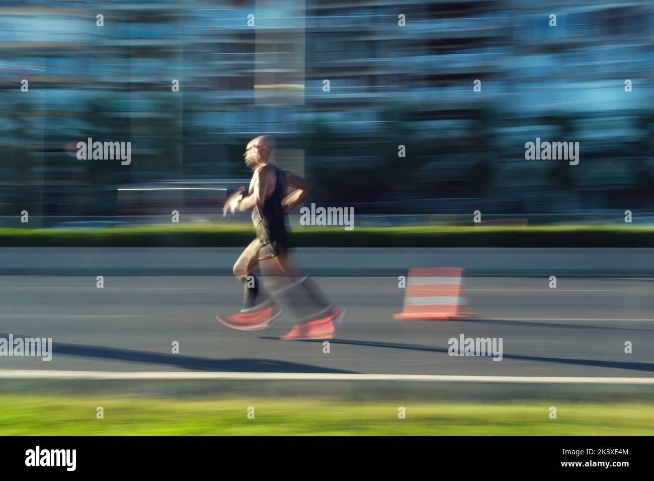 Izmir, Turquie - 11 septembre 2022: Courir homme avec le flou de mouvement dans le semi-marathon sont des courses spéciales pour le 100th anniversaire de libération d'Izmir Banque D'Images