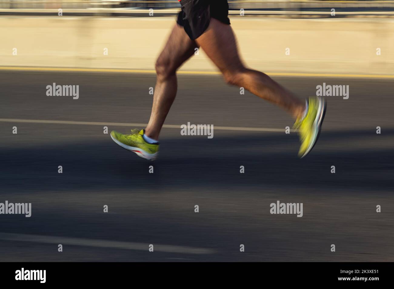 Izmir, Turquie - 11 septembre 2022: Gros plan les pieds de tir des concurrents qui s'exécutent dans le semi-marathon sont des courses spéciales pour le 100th anniversaire o Banque D'Images