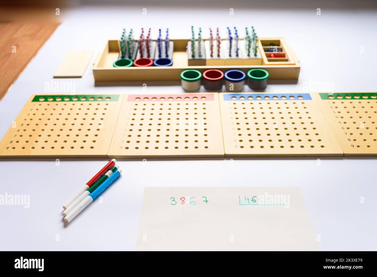 Une division numérique réalisée selon la méthode montessori. Banque D'Images