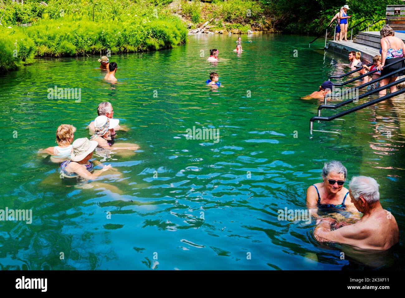 Touristes appréciant les sources thermales de la rivière Liard; Parc provincial de la rivière Liard; Colombie-Britannique; Canada Banque D'Images