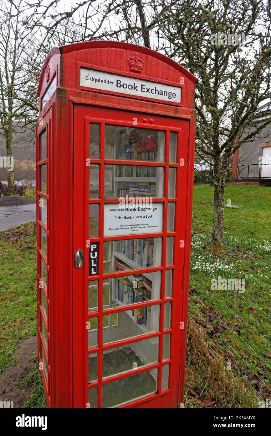 Village de Balquhidder, Perthshire, Écosse, Royaume-Uni, échange de livres de village, dans une ancienne boîte téléphonique publique rouge Banque D'Images