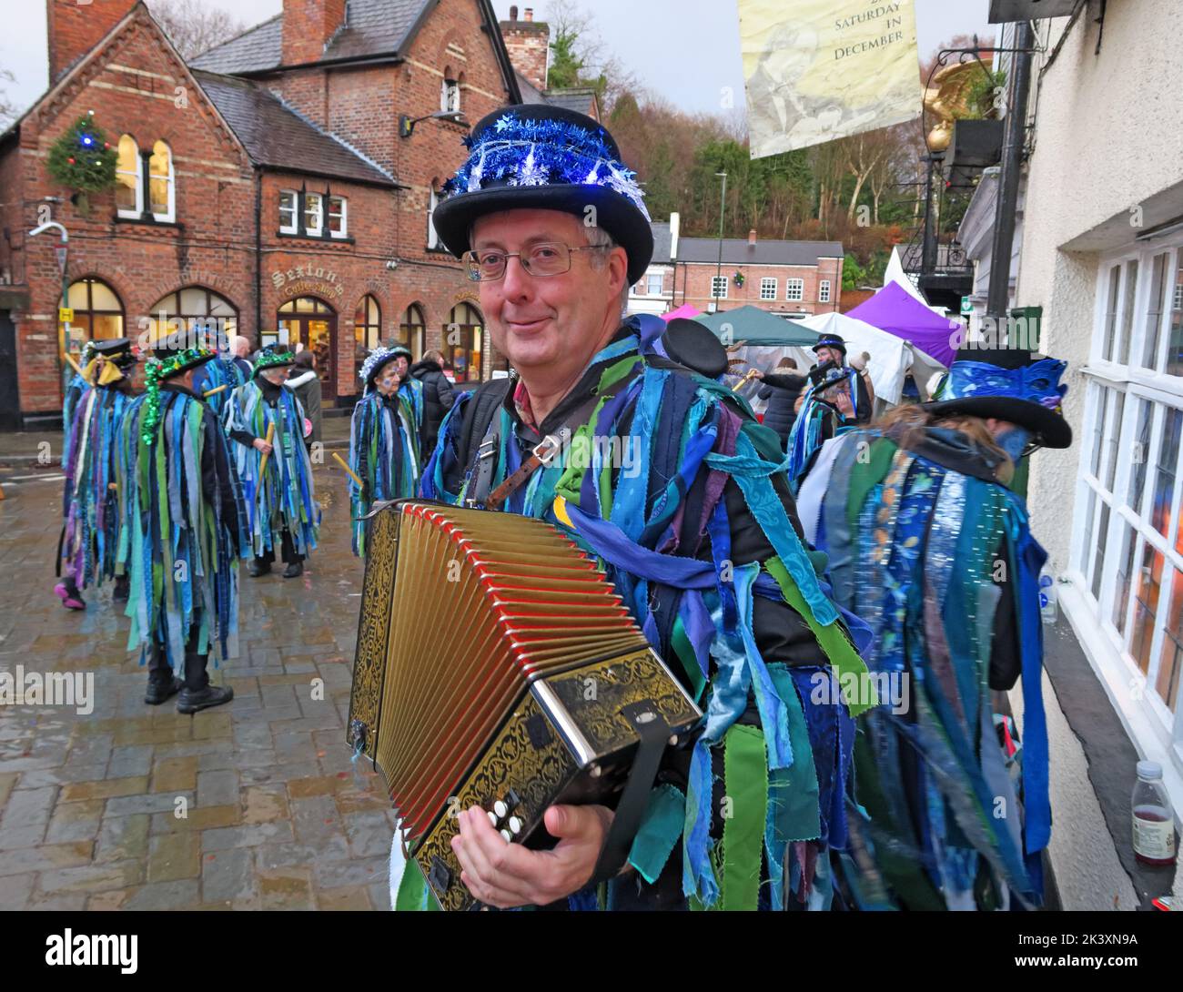Lymm Victorian Dickens Festival 18-12-2018, Morris Dancers and Musicians, Eagle Blow, Warrington, Cheshire, Angleterre, ROYAUME-UNI, Banque D'Images