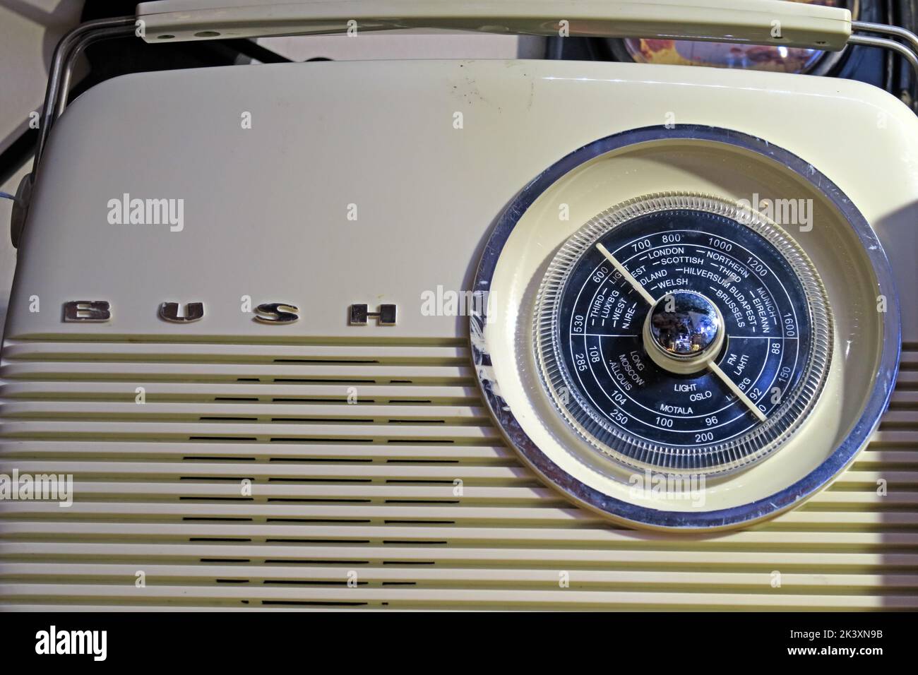 Bague de syntonisation radio, MW, LW, FM on 1960 récepteur sans fil Banque D'Images