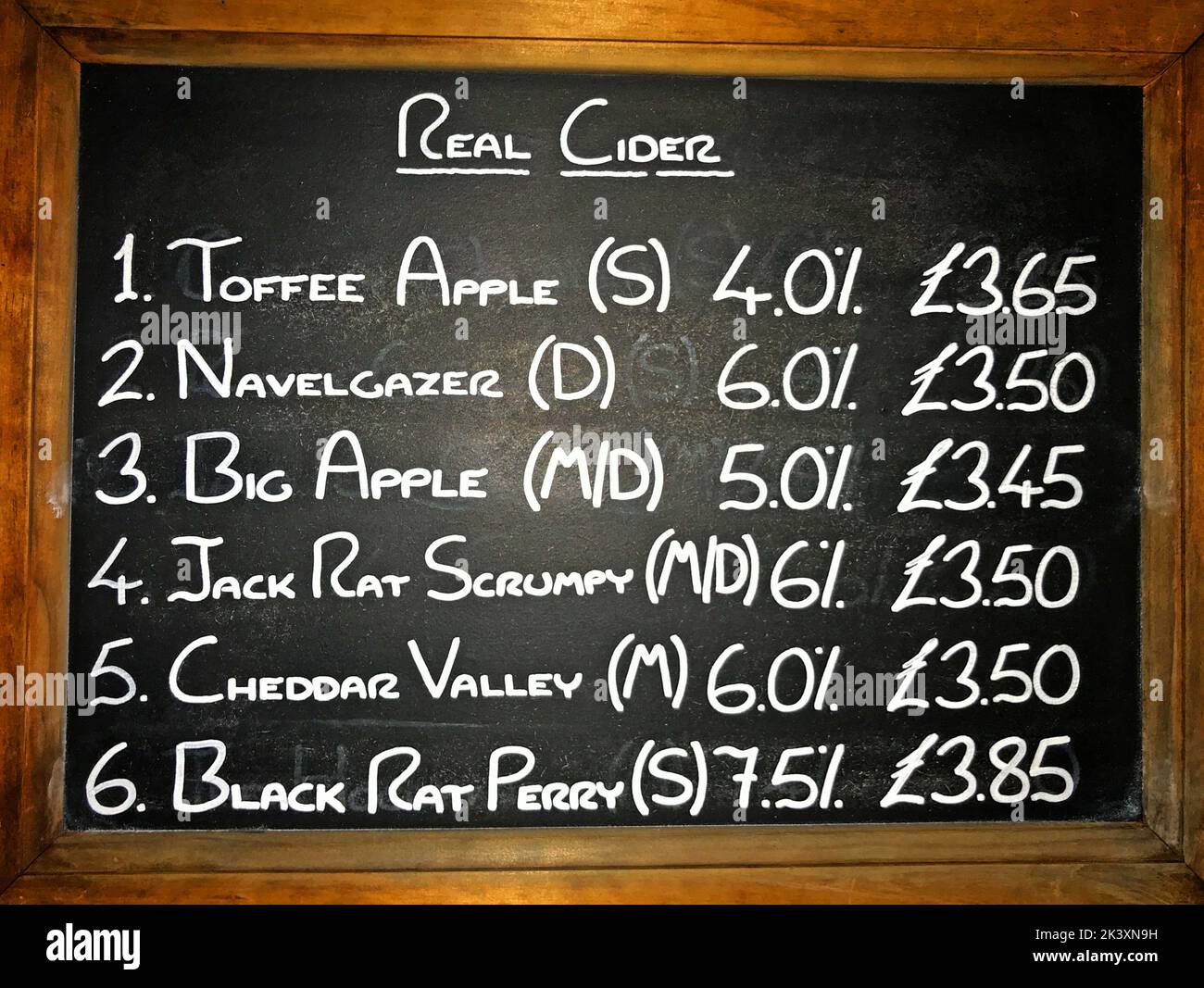 Tableau noir de Real Somerset Cider, dans un bar, Crossways Inn, Withy Rd, Highbridge, Somerset, Angleterre, Royaume-Uni, TA9 3RA Banque D'Images