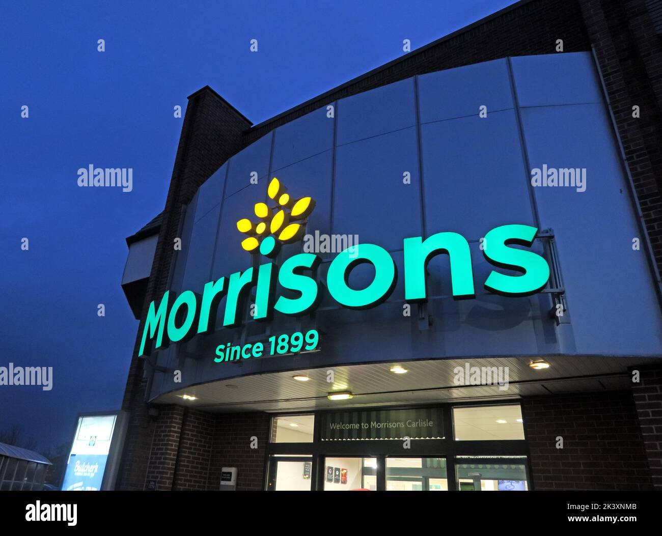 Supermarché Morrisons au crépuscule, Kingstown Rd, Carlisle, Cumbria, Angleterre, ROYAUME-UNI Banque D'Images