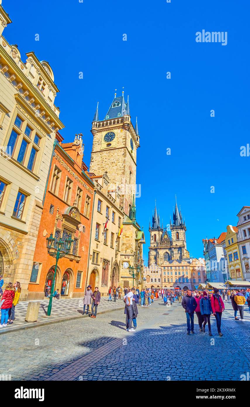 PRAGUE, RÉPUBLIQUE TCHÈQUE - 12 MARS 2022 : la tour de l'hôtel de ville avec son horloge astronomique est le point de repère le plus connu de la ville, sur 12 mars à Prague, cz Banque D'Images