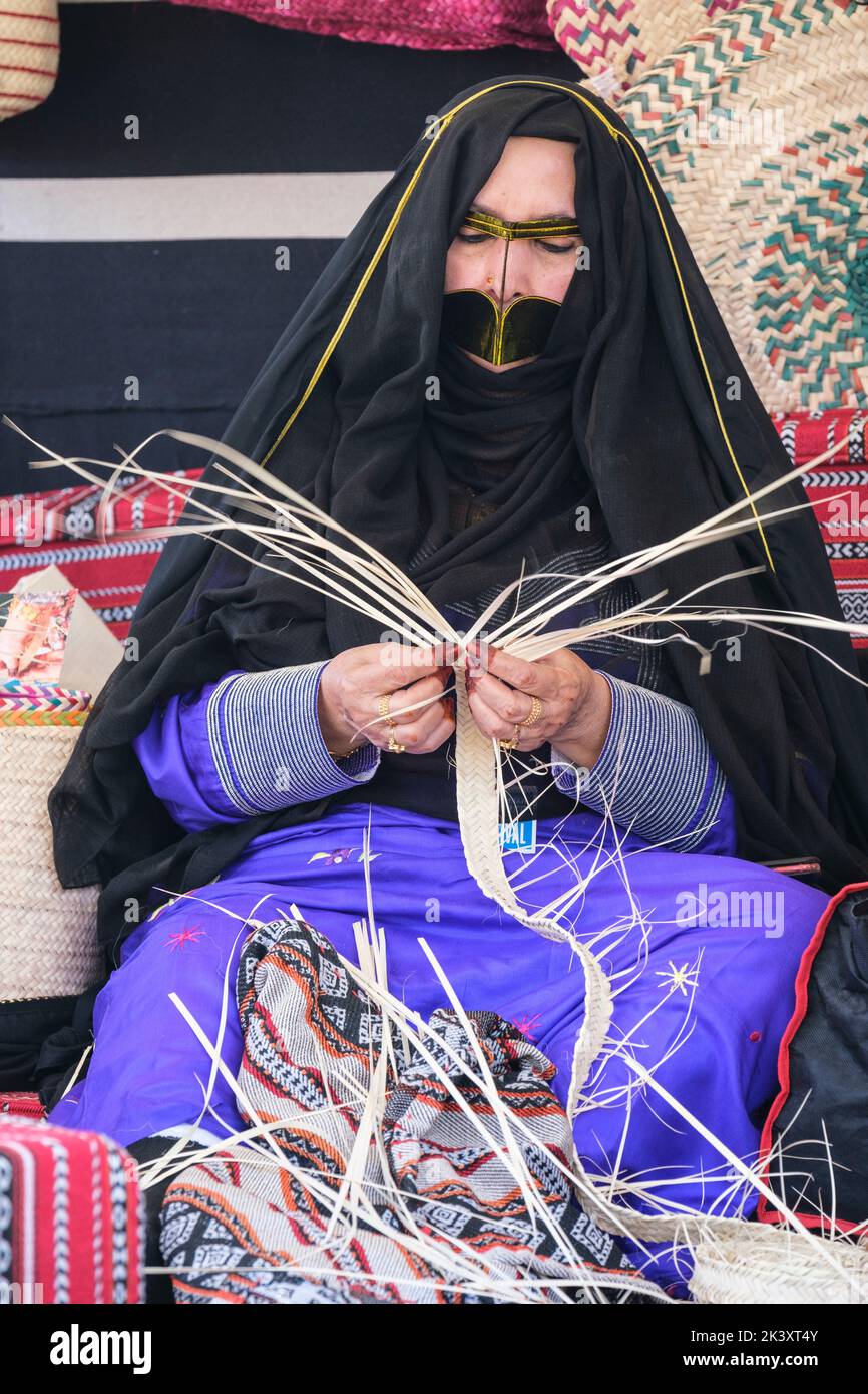 Femme arabe habits traditionnels Banque de photographies et d'images à  haute résolution - Alamy