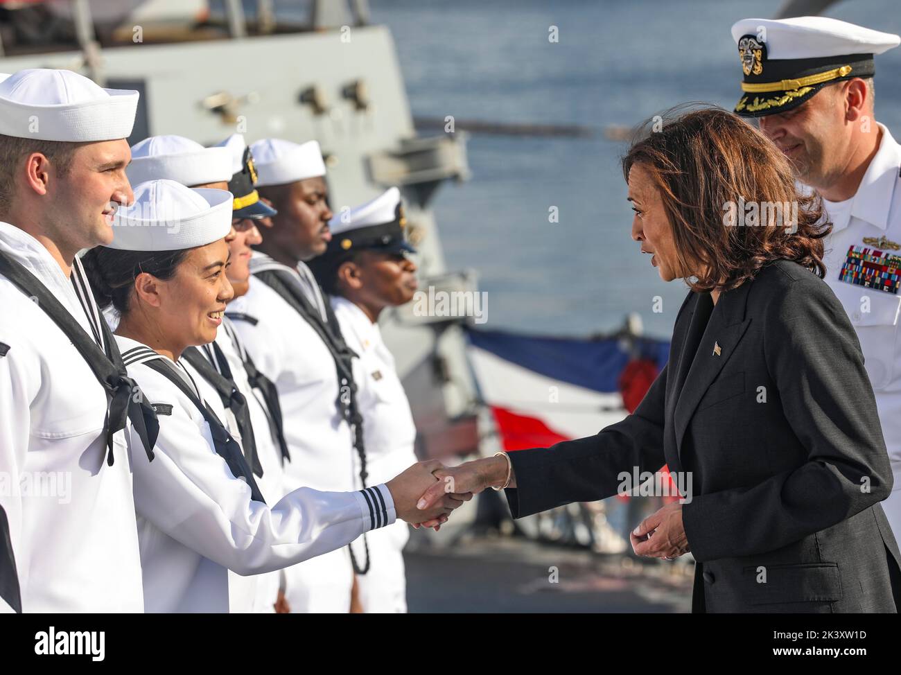 Yokosuka, Japon. 28th septembre 2022. Le vice-président KAMALA HARRIS se serre la main avec la classe Mate 2nd d'Electricien CHARMAINE DEGUZMAN de San Diego, alors qu'elle visite le destroyer de missile guidé de classe Arleigh Burke USS Howard (DDG 83). La visite du vice-président du navire et ses remarques aux membres du service des États-Unis soulignent l'engagement continu de l'administration à l'égard de ses alliances dans la région. Howard est affecté au commandant de la Force opérationnelle 71/Escadrier Squadron (DESRON) 15, le plus grand DESRON déployé à l'avant de la Marine et la principale force de surface de la flotte américaine 7th. (Image de crédit : © Petty Officer 1st Cl Banque D'Images