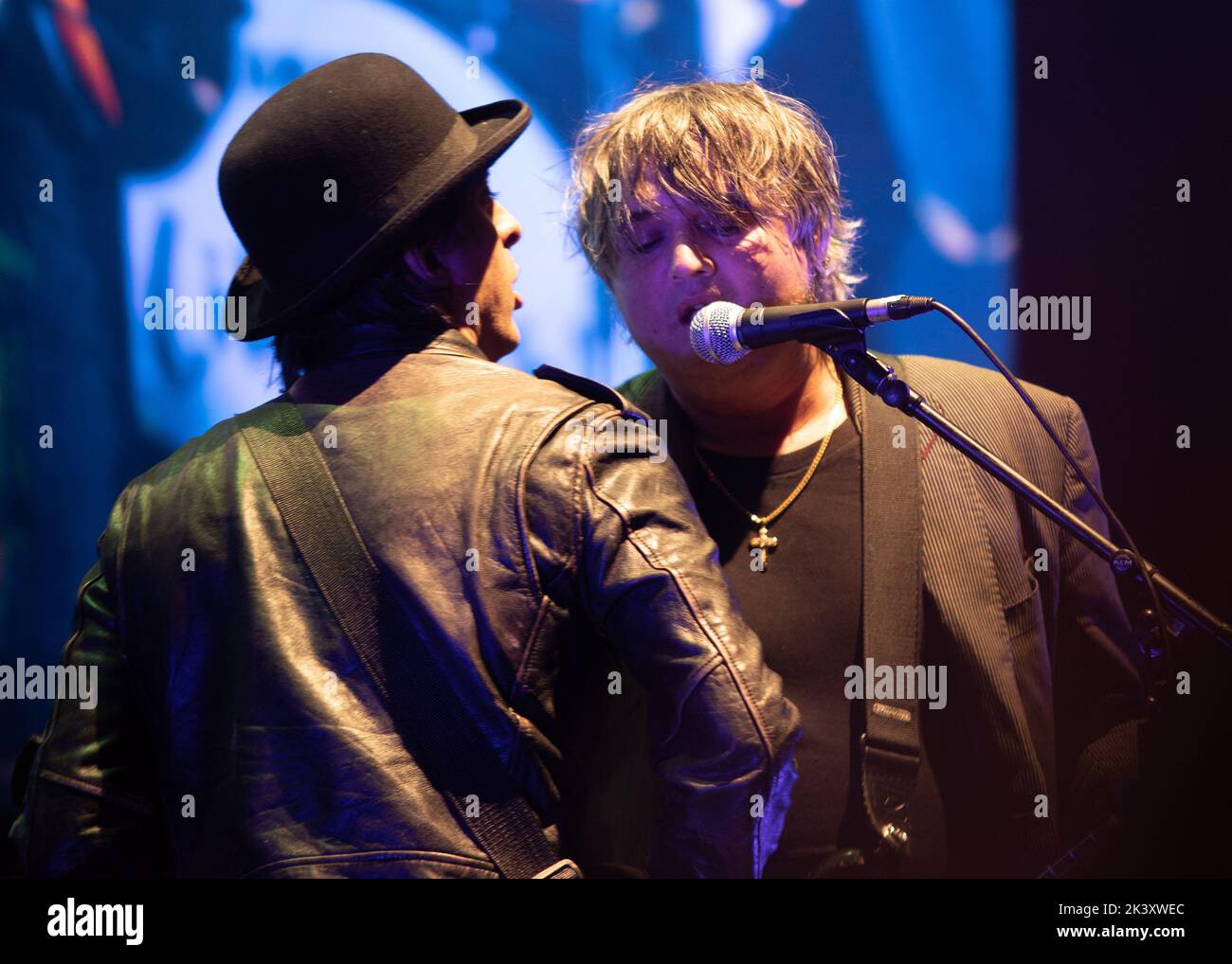 Londres, Royaume-Uni. 28th septembre 2022. Carl Barat et Peter Doherty partagent un micro lors de leur spectacle AIM Awards. Cristina Massei/Alamy Live News Banque D'Images